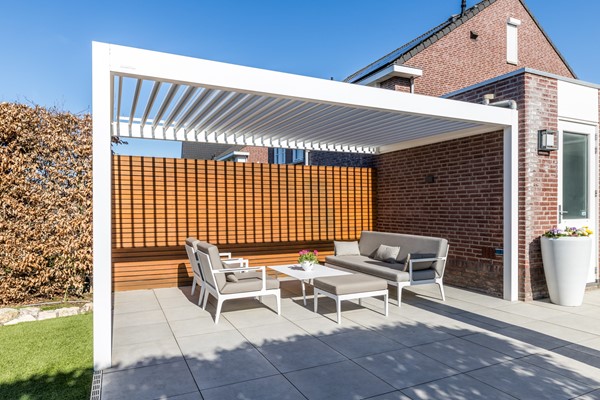 Foto - Te koop: In een rustige en kindvriendelijke woonomgeving staat deze moderne geschakelde twee-onder-een-kapwoning (bouwjaar 2011) met aangebouwde stenen garage, stijlvolle overkapping, vier slaapkamers, twee...